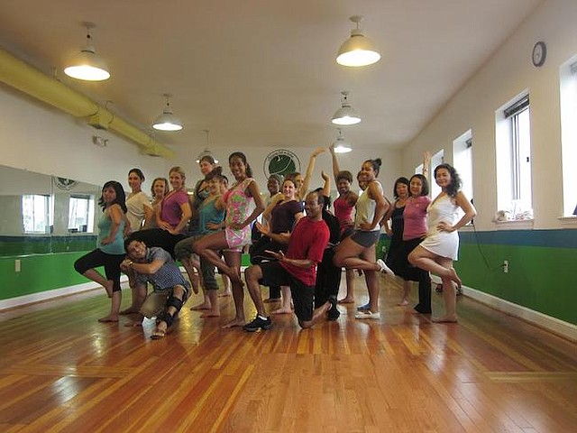 CLASES. Sonia Pessoa, junto a un grupo de estudiantes, durante una clase de baile en la Academia de capoeira Roda Movimientos.