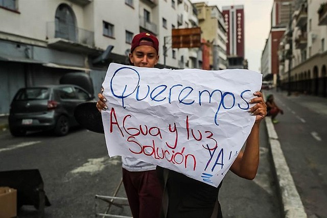 Un grupo de personas protesta por la falta de agua potable y electricidad, en la Avenida Baralt, en el centro de Caracas.