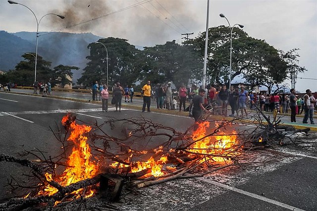 CRISIS. Un grupo de personas protesta por la falta de agua potable y electricidad, en la Avenida Baralt, en el centro de Caracas.