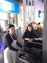 Logro. Milagros Jones (iz), junto con Marta Bohoquez (der), Agencia de Servicios Sociales Judía (JSSA por sus siglas en inglés) sufrió un accidente de tránsito que la dejó con discapacidades de por vida y ahora trabaja en un restaurante. Cortesía Jewish Social Service Agency