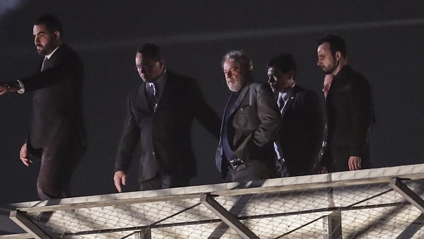Luiz Inácio Lula da Silva, a su llegada a la sede de la Policía Federal de la ciudad de Curitiba, donde cumple su condena