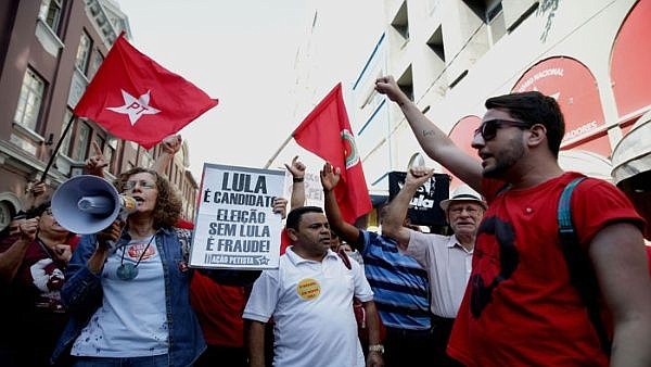 Seguidores del PT mientras realizan una movilización a favor de Lula da Silva.