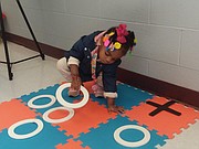 JUEGOS. Los niños que acudieron a la ceremonia se divirtieron jugando con la ayuda de terapistas que trabajan en el Centro Nacional de los Niños (NCC en inglés). FOTO: Olga Imbaquingo - ETL