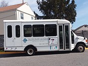 TRANSPORTE. Uno de los buses para trasladar a los niños con necesidades especiales desde sus hogares a los centros de terapia o a las citas médicas. FOTO: Olga Imbaquingo - ETL