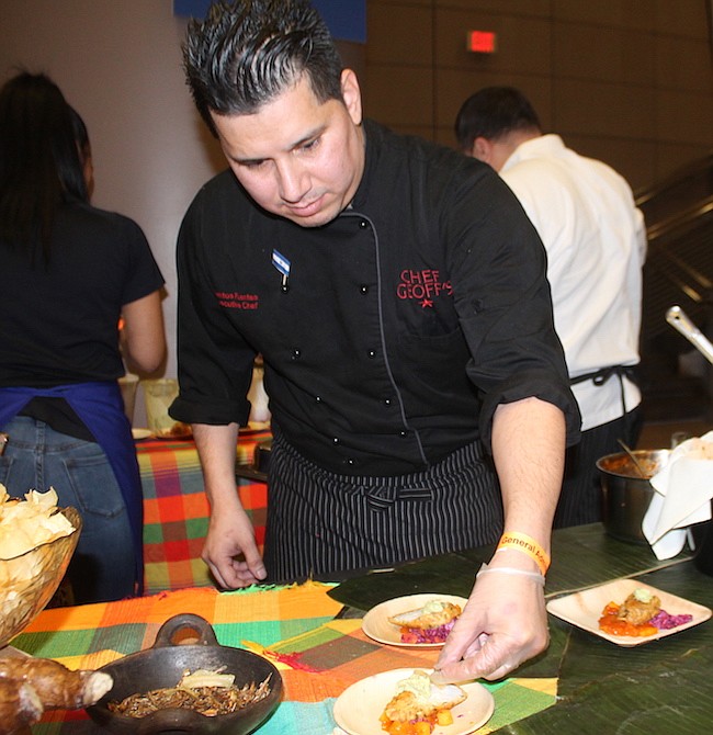 EL SALVADOR. El chef salvadoreño Santos Fuentes ofreció un manjar con el pescado seco como el ingrediente principal. Su clientela fueron unos 600 invitados.