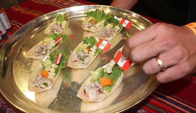 CEVICHE. Los bocadillos de ceviche peruano adornados con granos de maíz y rodajitas de aguacate elaborados por Peruvian Brothers. A la par, Perú ofreció un sorbo de coctel con pisco.