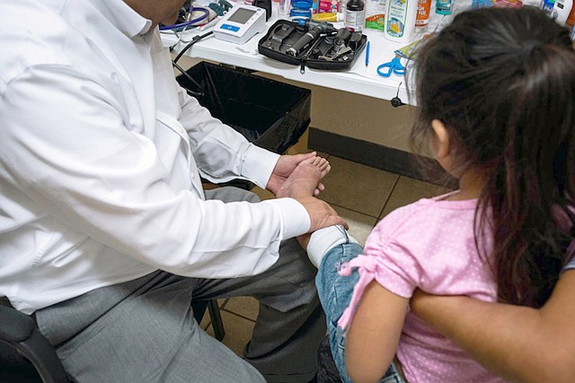 De la Rosa examina una erupción en las piernas de Meliza, de 5 años. Aunque podía tratarse solo de una erupción alérgica, los moretones que la niña tenía podían indicar algo más serio.
