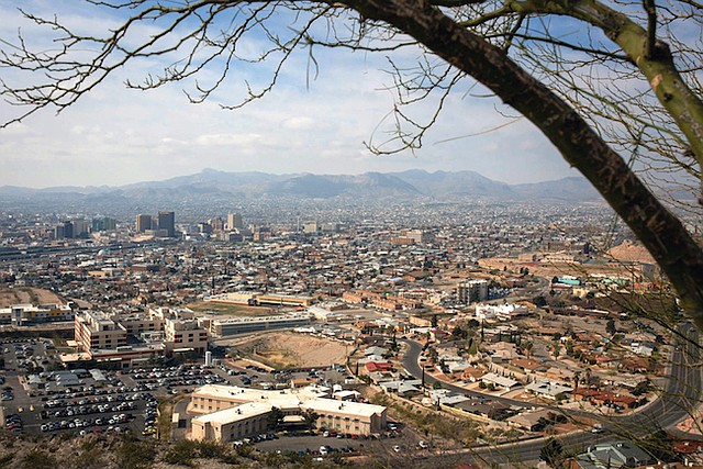 Oficiales de inmigración están liberando hasta 700 personas por día en El Paso, Texas. Ciudad Juárez, México, se puede ver en la distancia.