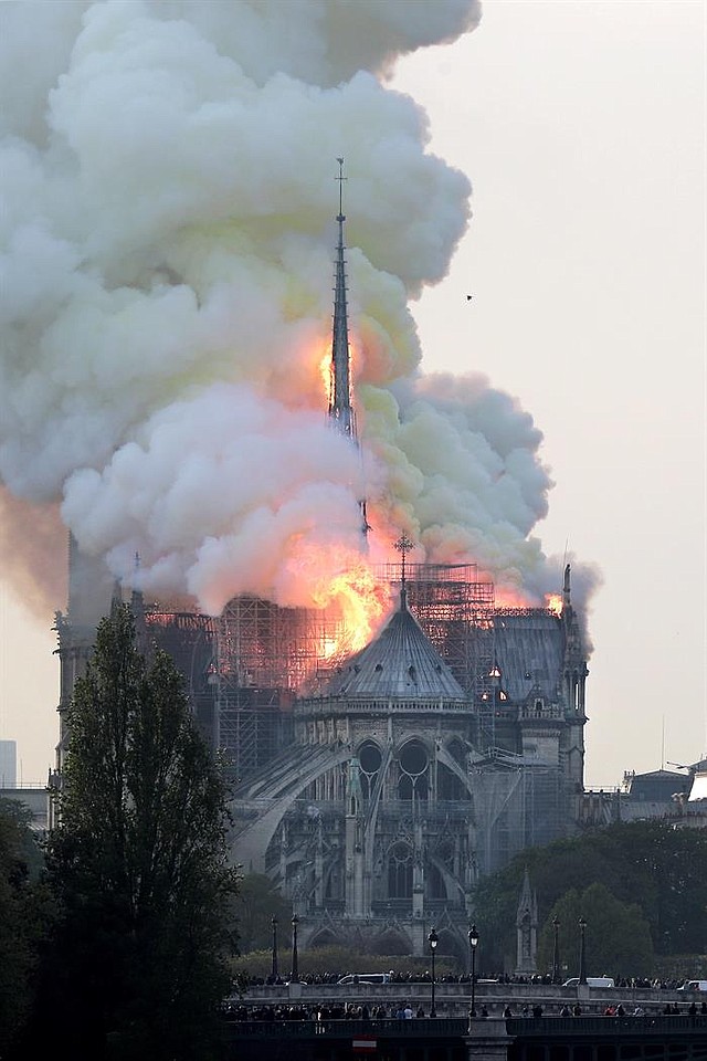 MUNDO. Vista de un incendio en la catedral de Notre Dame este lunes en París, Francia