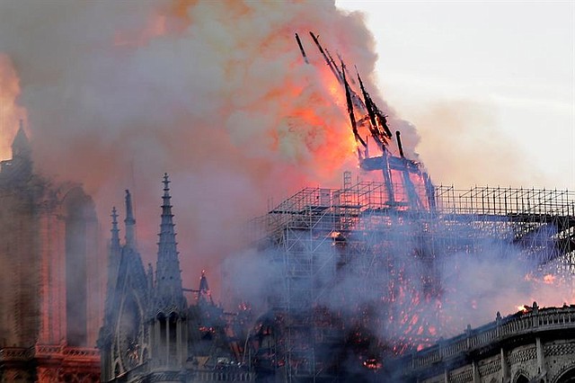 TRAGEDIA. La aguja central de la catedral de Notre Dame de París se derrumbó este lunes devorada por un incendio que afectó a buena parte del tejado del templo gótico
