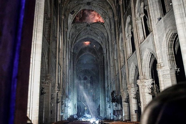 FRANCIA - Vista del interior de la catedral de Notre Dame mientras las llamas consumen el tejado del tempo, a ultimas horas del lunes 15, en París (Francia).