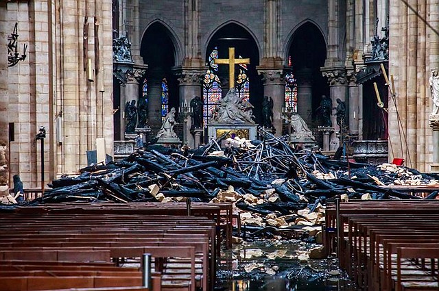 Vista del interior de la catedral de Notre Dame después del incendio sufrido el lunes.