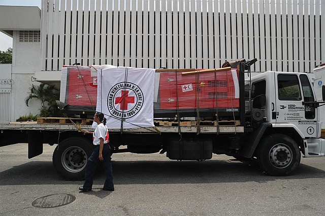 VENEZUELA. Vehículos de la Cruz Roja llegan a una sede del organismo, este martes en Caracas