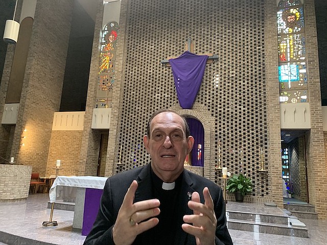 MENSAJE. El reverendo Eugenio Hoyos, director del Apostolado Hispano de la Diócesis de Arlington, el martes 16 de abril, se solidarizó con los inmigrantes en sus homilías de Semana Santa.