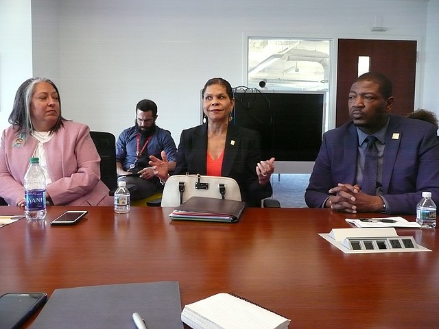 AUTORIDADES. De izquierda a derecha durante la rueda de prensa: Michelle García, directora de la Oficina de Servicios para Víctimas; Brenda Donald, directora de la Agencia de Servicios de Niños y Familia; y, Delbert McFadden, director ejecutivo de la Oficina de Seguridad y Participación del Barrio.