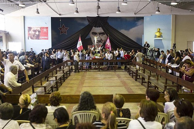PERÚ. Miles de personas, incluidos políticos y partidarios, acuden este jueves a despedir al expresidente peruano Alan García en el velatorio levantado en la "Casa del Pueblo", la antigua sede del partido Aprista en el centro de Lima