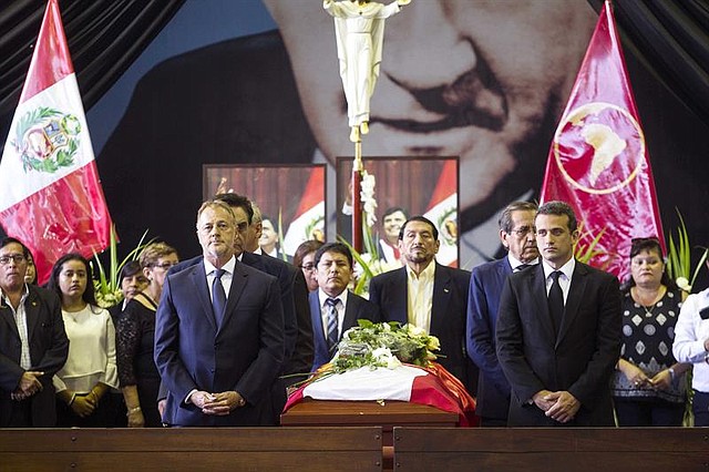 PERÚ. El alcalde de Lima, Jorge Muñoz, y el embajador de Venezuela, Carlos Scull, acuden este jueves a despedir al expresidente peruano Alan García en el velatorio levantado en la "Casa del Pueblo", la antigua sede del partido Aprista en el centro de Lima