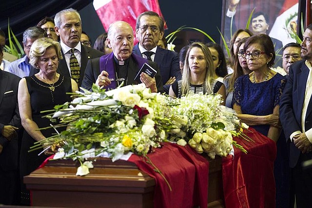 PERÚ. El excardenal Juan Luis Cipriani asiste al velatorio levantado en la "Casa del Pueblo", la antigua sede del partido Aprista en el centro de Lima