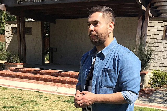 Mario, quien llegó al país con sus padres cuando tenía 5 años, estuvo detenido en Adelanto por seis meses en 2018. Asegura que todo lo que dicen los informes sobre la falta de cuidado en el centro de detención es cierto.