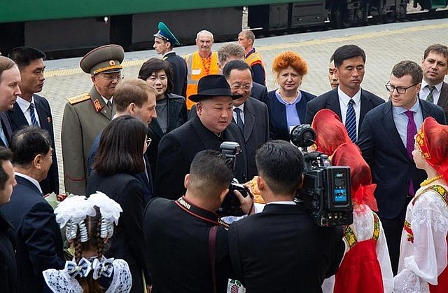 RUSIA. El líder de Corea del Norte, Kim Jong-un (c), llega a la ciudad fronteriza de Jasán (Rusia), este miércoles, en la víspera de su reunión con el presidente ruso, Vladímir Putin