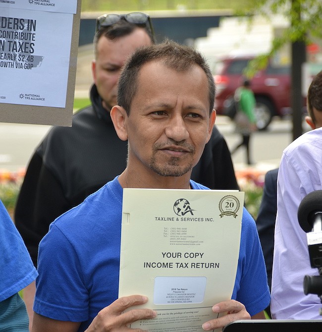 APORTE. Un beneficiario del TPS acudió con la copia de su declaración de impuestos a una manifestación afuera del Capitolio.