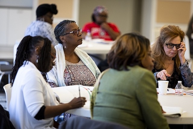 INGRESOS. AARP Foundation ofrece paso por paso como empezar un negocio y conseguir un ingreso adicional. Los latinos también pueden beneficiarse de estos talleres.