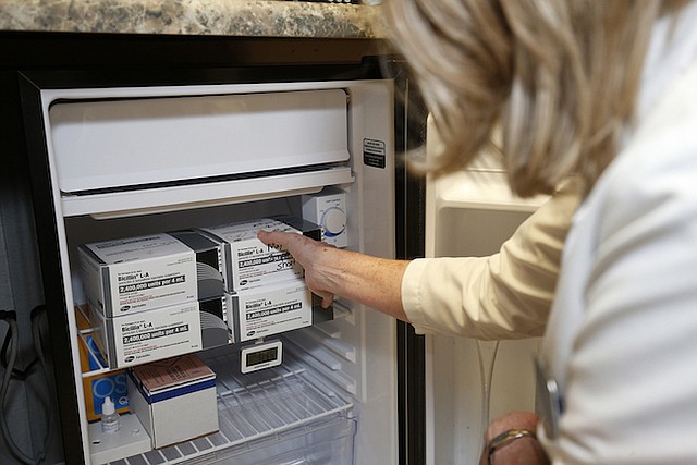 Karolyn Schrage dice que el antibiótico que se utiliza para tratar la sífilis prácticamente vuela de estantes y refrigeradoras.