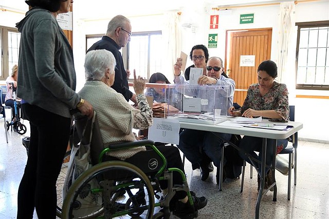 ESPAÑA. Antonio Acosta es el primer ciudadano sordociego de España al que le ha tocado presidir una mesa electoral. En la imagen, durante las votaciones de la mesa de la capital tinerfeña donde realiza las funciones de presidente