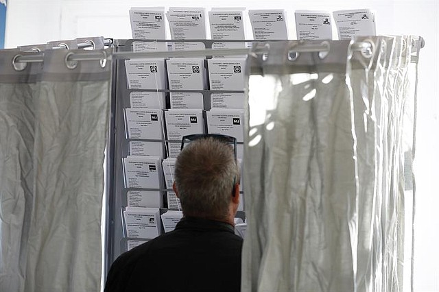 ESPAÑA. Los colegios electorales han abierto sus puertas a las 09:00 horas para recoger el voto de los casi 36,9 millones de electores que decidirán este domingo en los comicios generales el reparto de los 350 escaños del Congreso de los Diputados y los 208 del Senado durante la próxima legislatura