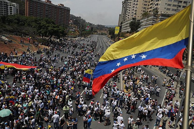 CARACAS. Cientos de venezolanos se toman las calles de Caracas este miércoles, un día después del levantamiento militar encabezado por el jefe del Parlamento, Juan Guaidó, reconocido como presidente interino por medio centenar de naciones.