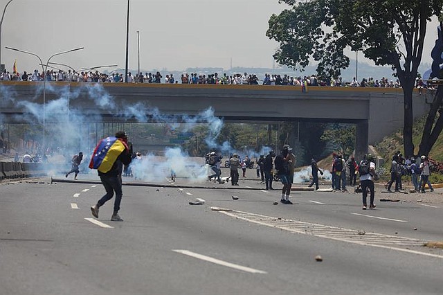 Cientos de venezolanos se toman las calles de Caracas este miércoles. Foto de la autopista Francisco Fajardo.