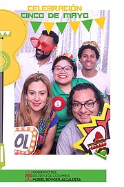 FIESTA. Jackie Reyes, directora de MOLA posa con invitados en la fiesta del Cinco de Mayo de 2018.