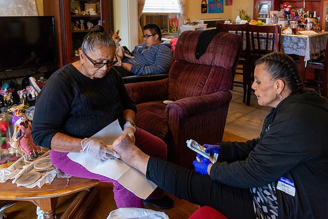 La abuela de Patricia Zamora la ayuda a limpiarse la herida. Zamora tuvo que dejar su puesto de supervisora. Fue desalojada y tuvo que mudarse con su hijo a la casa de sus padres, en Pomona, California.