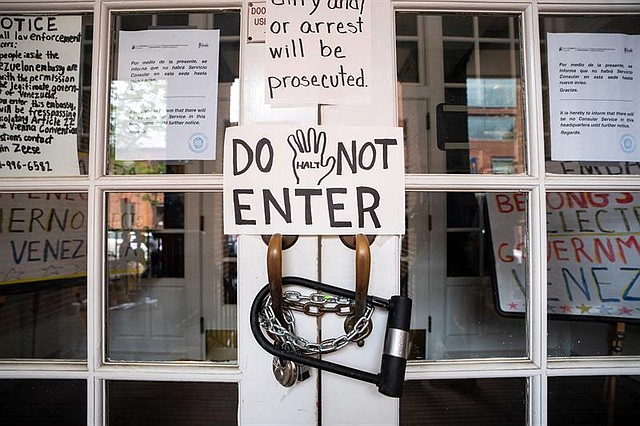 Detalle de la puerta cerrada de la Embajada venezolana en Washington, ocupada por activistas Code Pink, en Washington.