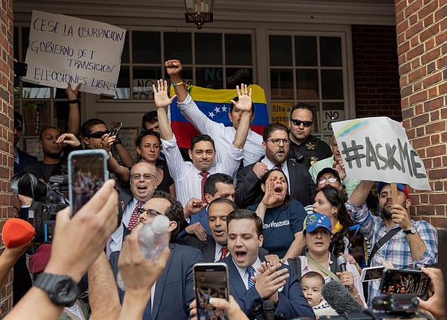 WASHINGTON. Carlos Vecchio (c), embajador en Estados Unidos de Juan Guaido, se reúne con simpatizantes fuera de la Embajada de Venezuela el miércoles 1° de mayo.