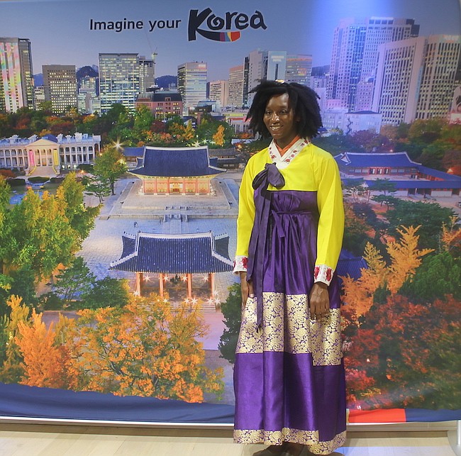 COREA. Una de las visitantes se engalanó con uno de los vestidos tradicionales de Corea.