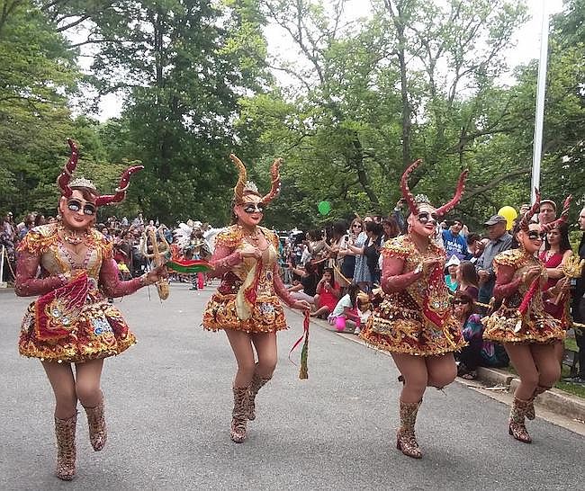 BOLIVIA. Las diabladas, una danza típica boliviana, deleitó a los asistentes en la avenida Massachusetts en DC.