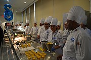 CARRERAS. Carlos Rosario prepara a estudiantes en artes culinarias. En el evento ellos presentaron deliciosos platillos a los invitados.