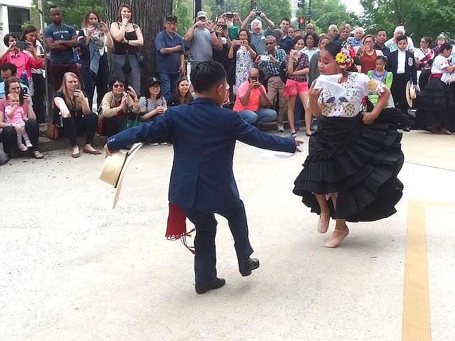 PERÚ. Una pareja de niños arrancó aplausos por la habilidad de sus movimientos al bailar una marinera.