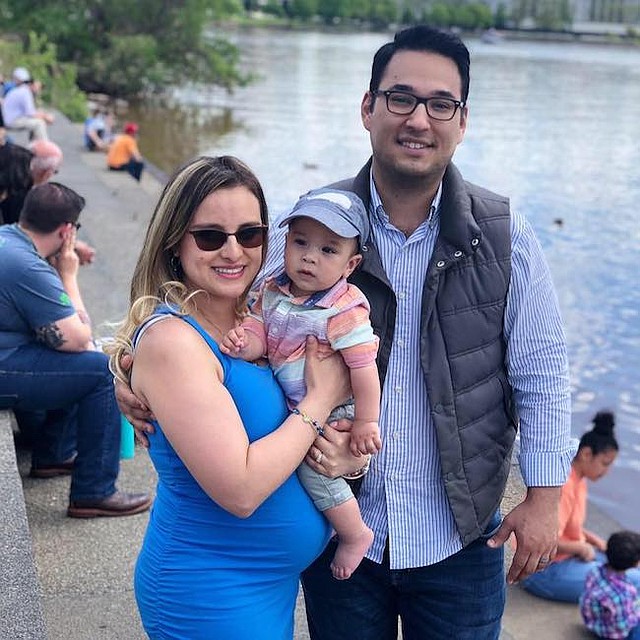 Paula y su esposo Samuel Ramírez, con el pequeño Joshua. Esperan su segundo bebé.