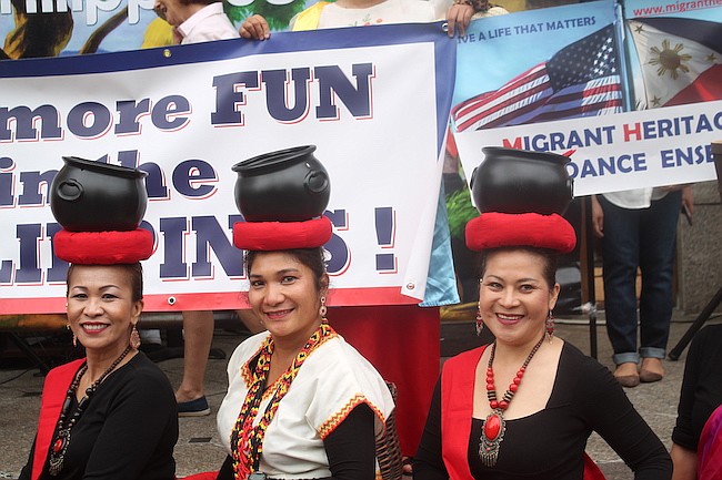 FILIPINAS. Danzantes de filipinas demostraron sus habilidades al frente de su embajada.