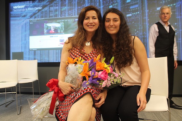 EXITOSAS. Luisa Tío, junto con su hija Ana Humphrey, fue agasajada con un ramo de flores y departieron alegremente con los otros asistentes a esta celebración.