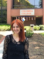 POLÍTICA. Carolina Cucumides estudia inglés en Columbia College en VA. Ella es ex gobernadora de una provincia en Chile.