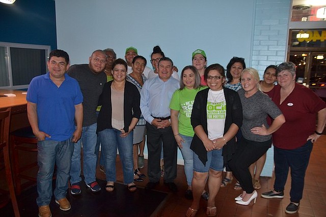 TRIUNFO. La alcaldesa Tremino junto a un grupo de funcionarios y simpatizantes.