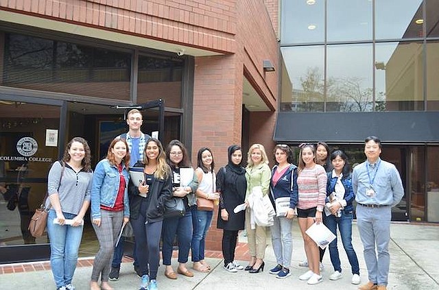 DIVERSO. Estudiantes de diversas nacionalidades posan afuera del campus de Vienna, VA.