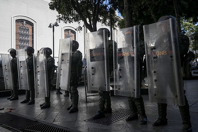 DESAFÍO. Los militares en Venezuela dicen cumplir órdenes para impedir la labor de la prensa.