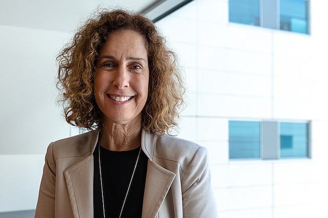 Jan Crary, trabajadora social clínica supervisora en L.A. County + USC, lidera un equipo que muchas veces tiene que jugar el papel de detective cuando no se puede identificar a un paciente.
