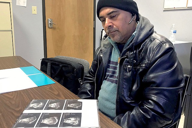 Carlos Rivera había estado perdiendo peso y sintiendo un dolor abdominal intenso antes de ser diagnosticado con cáncer de colon avanzado. Desde el principio enfrentó problemas para obtener tratamiento por la falta de opciones para los residentes del Valle del Río Grande que no tienen seguro o no pueden pagar sus cuentas médicas.