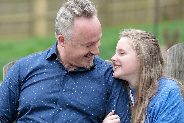 El padre de Oakley, Josh Perry, enseña ética y finanzas en la atención de salud en la Universidad de Indiana, y dijo que el costo del cuidado de su hija lo escandalizó.