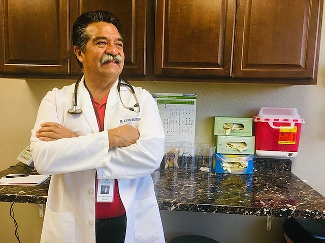 El doctor J. Luis Bautista, quien fue él mismo trabajador agrícola, gerencia dos clínicas en el Valle Central de California que ofrecen, a menudo gratis, atención médica a migrantes que no tienen dinero y que están profundamente preocupados por la línea dura del gobierno sobre inmigración.